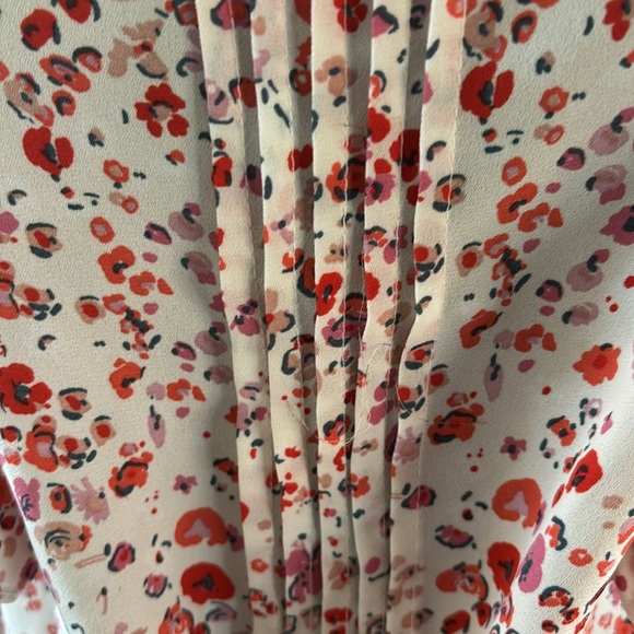 Flower print blouse. Square neckline, untuck front with a tie front. - Picture 2 of 2